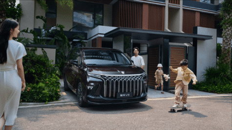 Family leaving the house, children playing near parked V9